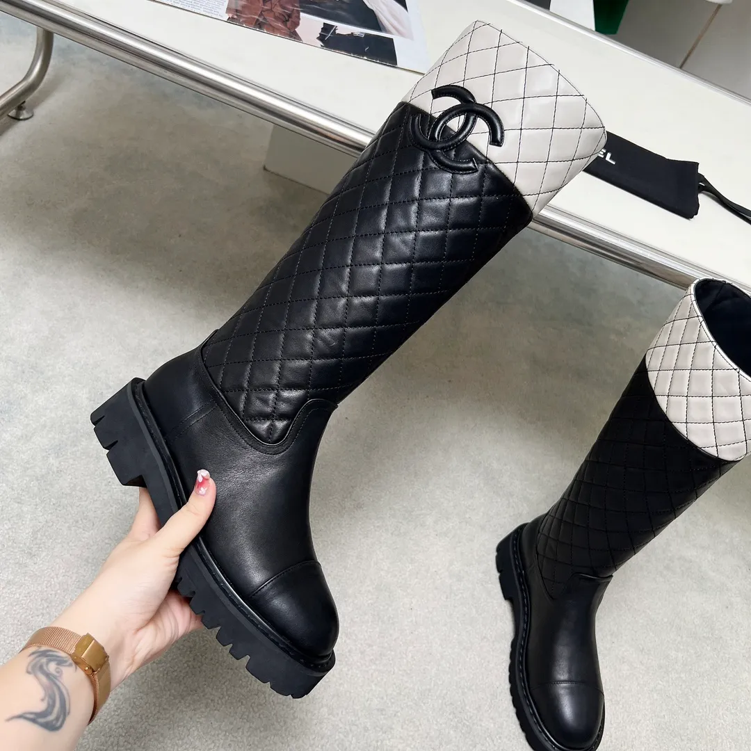 👟👟Ex-factory price 940👟👟 High version of Chanel CHANEL, 🌞🌞🌞Xiaoxiang 2024b autumn and winter counter’s latest short boots, a must-have item for this autumn and winter! ! Ms. Chanel loves simple yet irresistible combinations to show her unique style. Mix and match freely to shine⚡Follow Grandma’s fashion steps! ! ! The top-notch craftsmanship and texture are perfectly presented. No matter any details, you can compare them with the counters. The best quality products can be entered and exited from the counters at will! ! ❶Fabric: Imported cowhide➕Patent leather➕Electric embroidered rhombus ❷Inner lining: Imported sheepskin➕cowhide ❸Foot pads: Imported cowhide lining ❹Outsole: Original molded sole ❺Heel height: 5cm ❻Boot shaft height: 14.5 inches ❼Number: 35-40 (40 and 41 are customized and non-refundable)